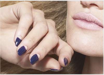 Reverse french manicure blu e bianca