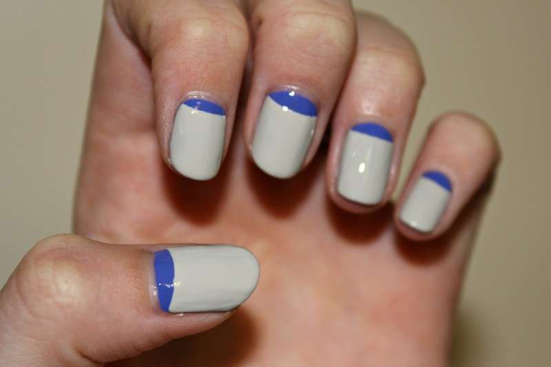 Reverse french manicure bianca e blu