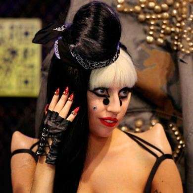 La nail art rossa di Lady Gaga