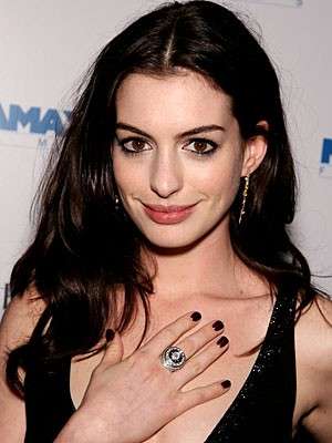 Lo smalto bordeaux di Anne Hathaway