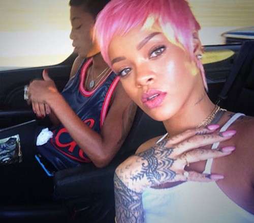 Rihanna con le unghie rosa