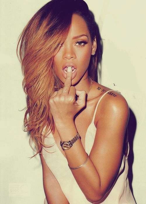 Rihanna con nail art bianca
