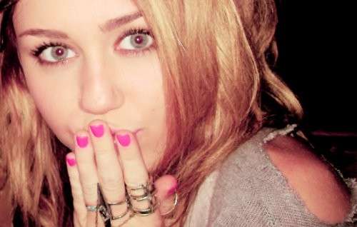 Smalto rosa per Miley Cyrus