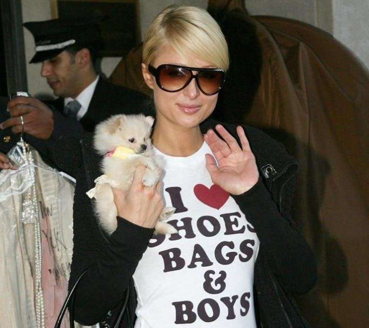 Paris Hilton con la t-shirt bianca