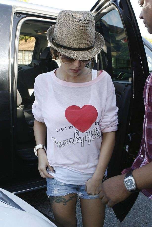 Cheryl Cole con la t-shirt bianca con scritte