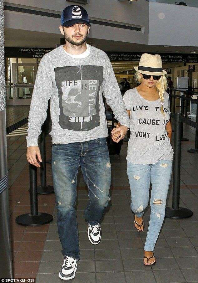 Christina Aguilera con la t-shirt con scritta