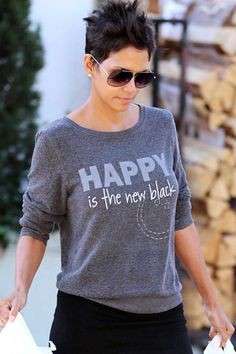 Halle Berry con la t-shirt grigia