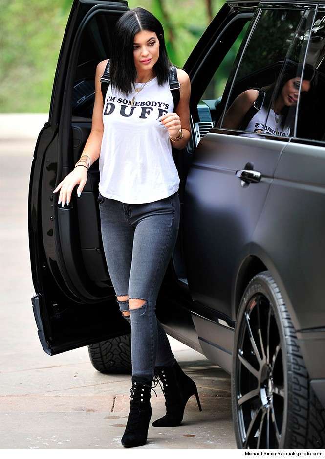 Kylie Jenner con la t-shirt con scritta