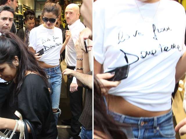 La t-shirt con scritta di Selena Gomez