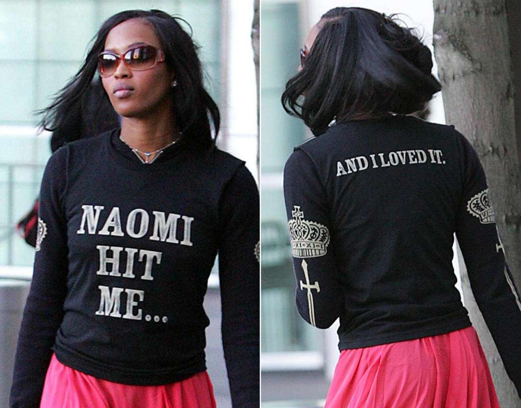 La t-shirt con scritte di Naomi Campbell