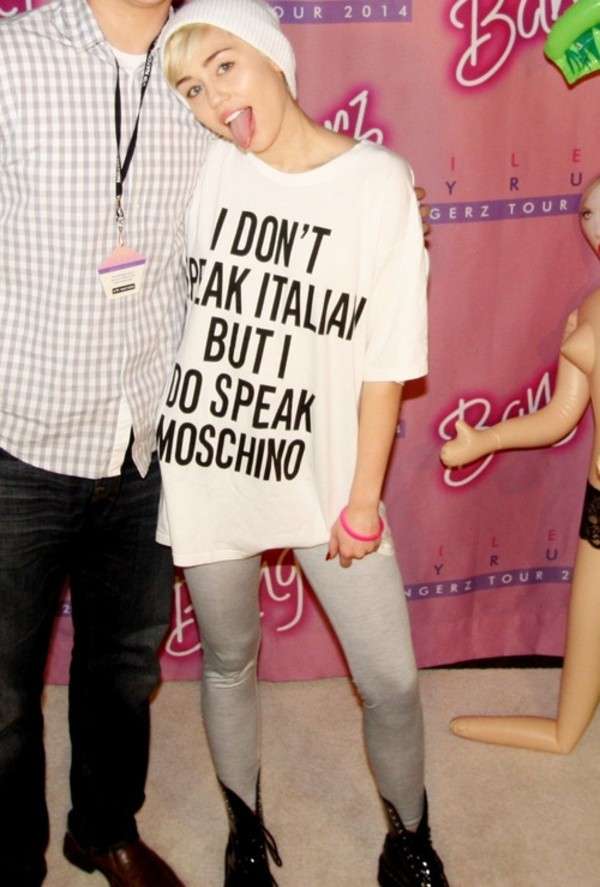 Miley Cyrus con la t-shirt Moschino