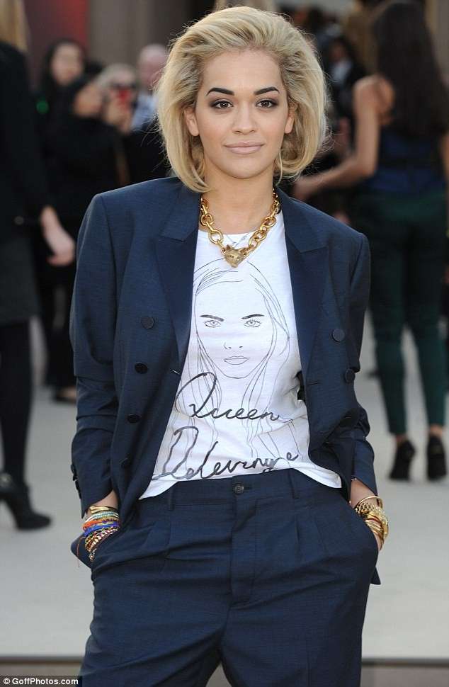 Rita Ora con la t-shirt di Cara Delevingne