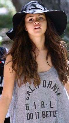Selena Gomez con la t-shirt sulle ragazze californiane