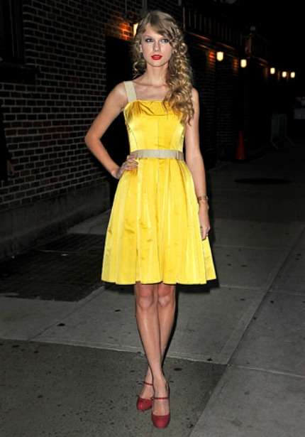 Taylor Swift in mini dress giallo