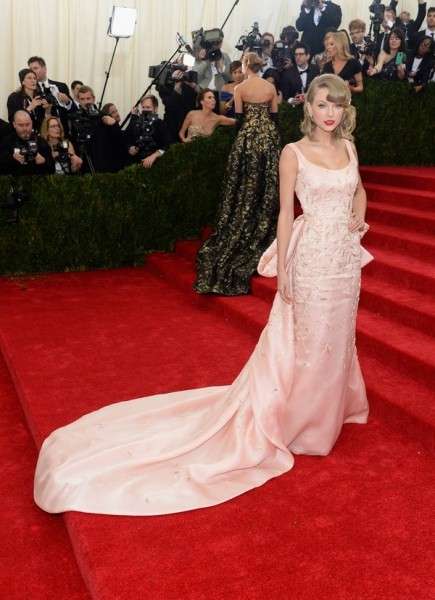 Taylor Swift e l'abito Oscar de la Renta