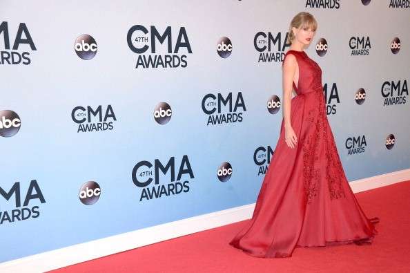 Taylor Swift e l'abito in rosso