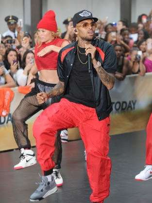 Chris Brown con i pantaloni rossi