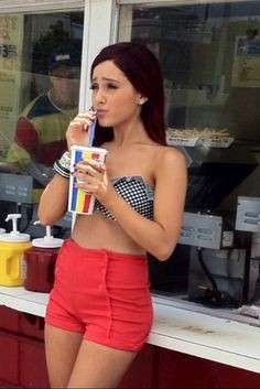 Gli shorts rossi di Ariana Grande