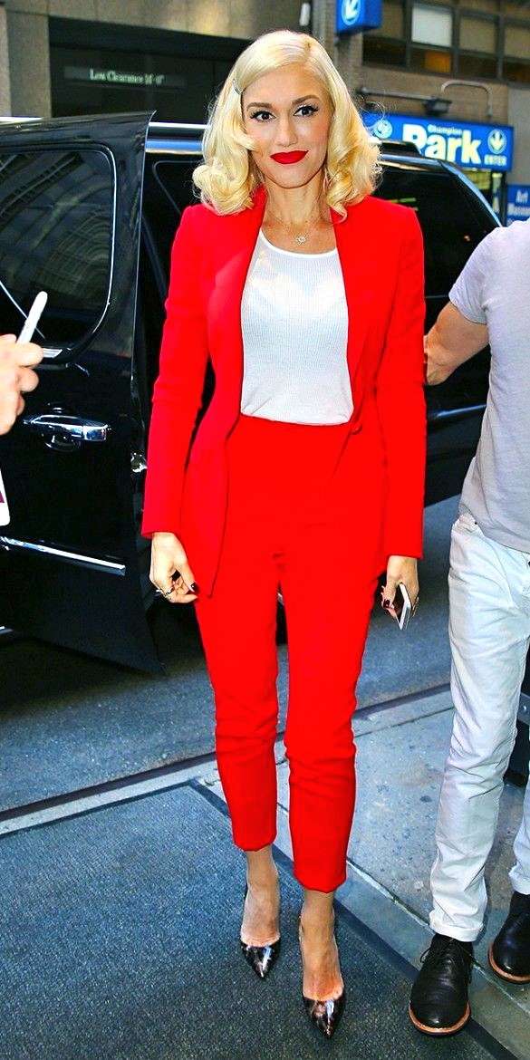 Gwen Stefani con i pantaloni rossi