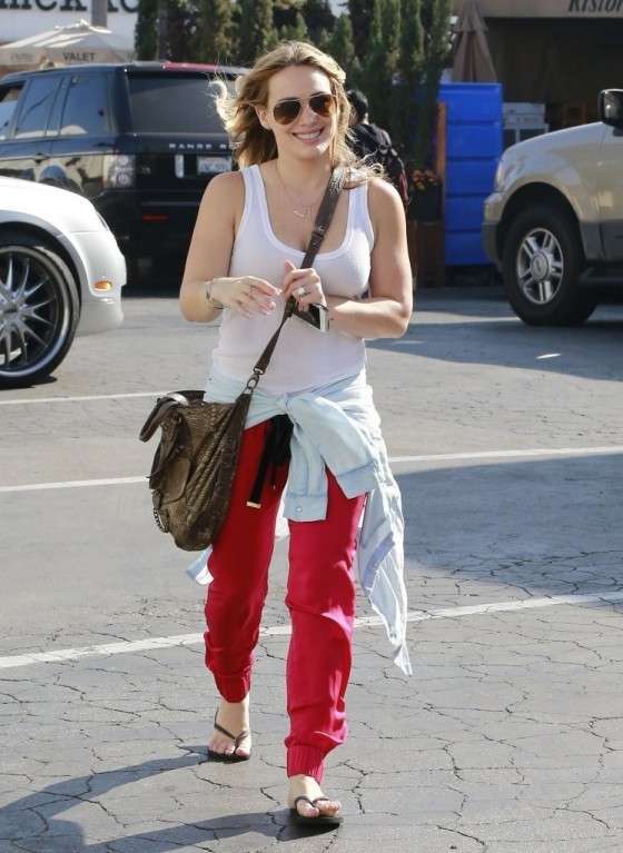 Hilary Duff con i pantaloni rossi