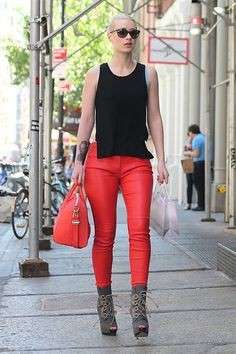 Iggy Azalea con i pantaloni rossi