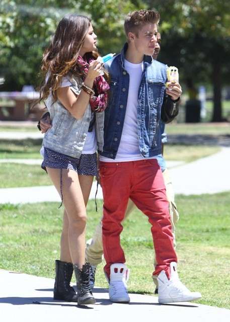 Justin Bieber con i jeans rossi