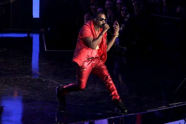 Kanye West con i pantaloni rossi