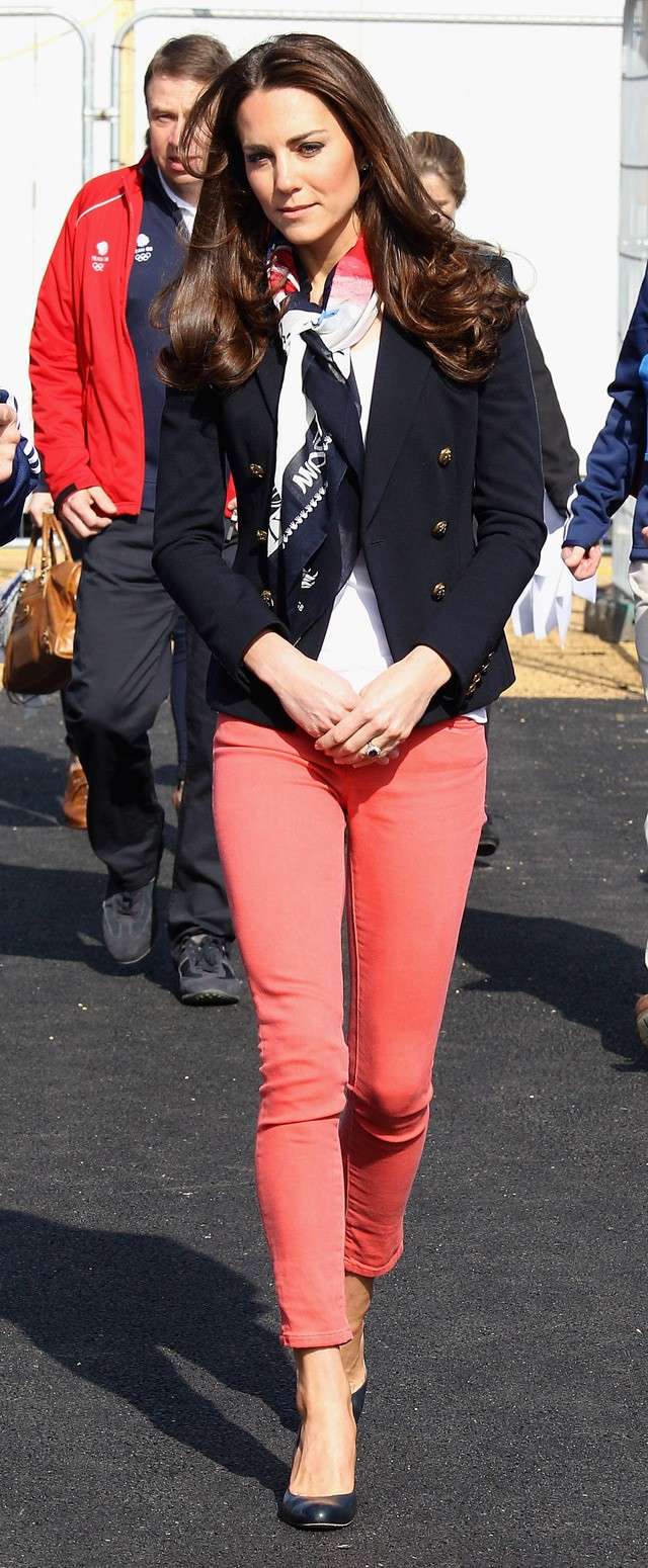 Kate Middleton con i jeans rossi