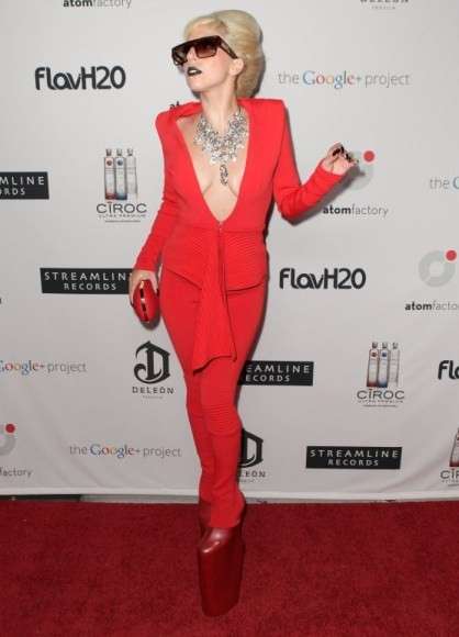 Lady Gaga con i pantaloni rossi