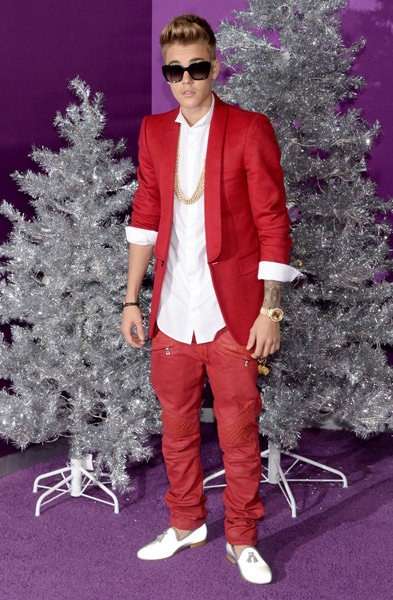 Look rosso per Justin Bieber