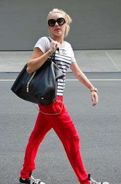 Miley Cyrus con i pantaloni rossi