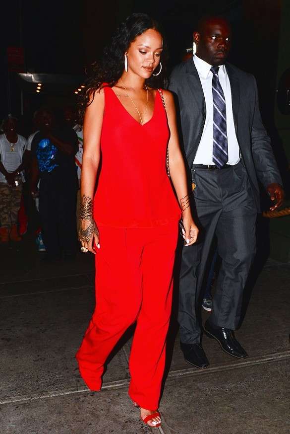 Rihanna con i pantaloni rossi