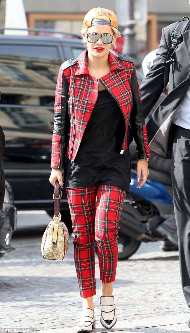 Rita Ora con i pantaloni rossi scozzesi
