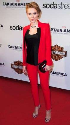 Scarlett Johannson con i pantaloni rossi