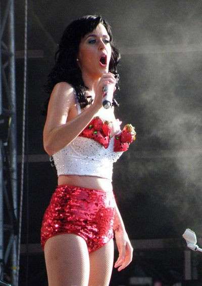 Shorts rossi di paillettes per Katy Perry