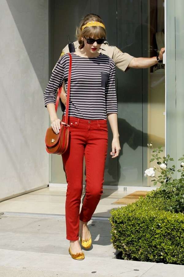 Taylor Swift con i pantaloni rossi
