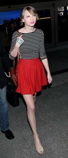Taylor Swift con una maglia a righe