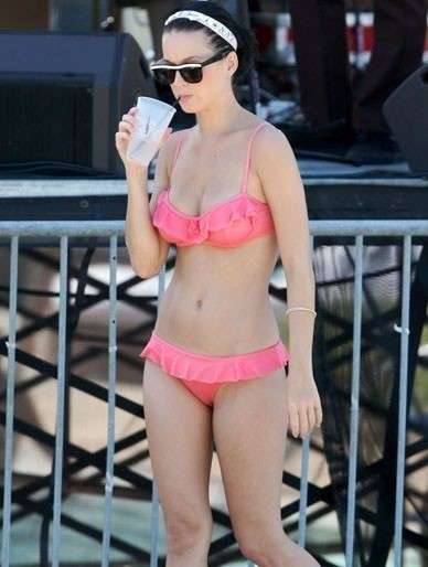 Katy Perry in spiaggia con la fascia