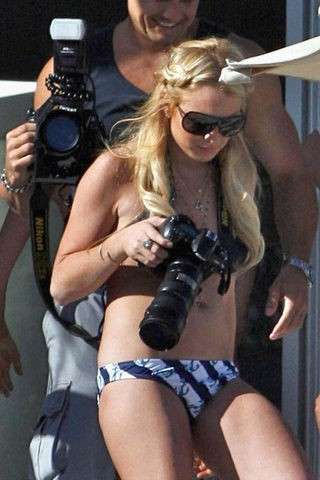 Lindsay Lohan al mare con le treccine