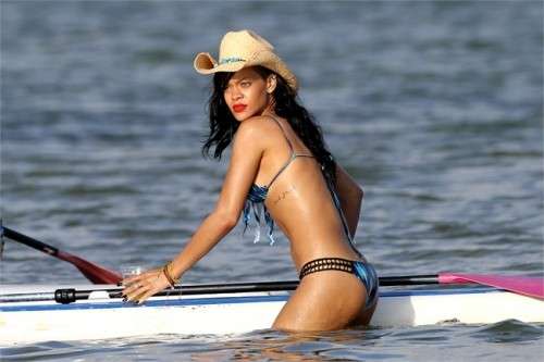Rihanna, look con cappello