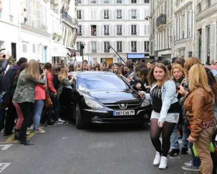 Harry Styles assalito dalle fan a Parigi!