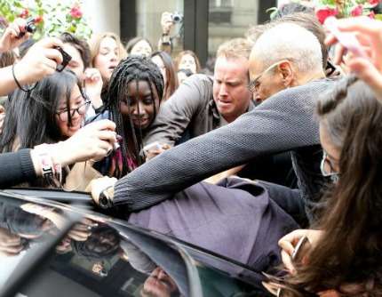 Harry Styles assalito dalle fan a Parigi!