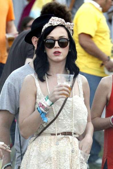 Katy Perry con occhiali da sole tondi