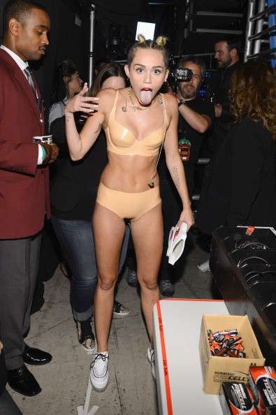 Look nude per Miley Cyrus