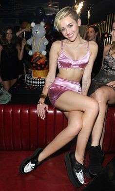Miley Cyrus in lingerie rosa