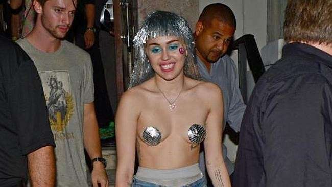 Miley Cyrus in una discoteca