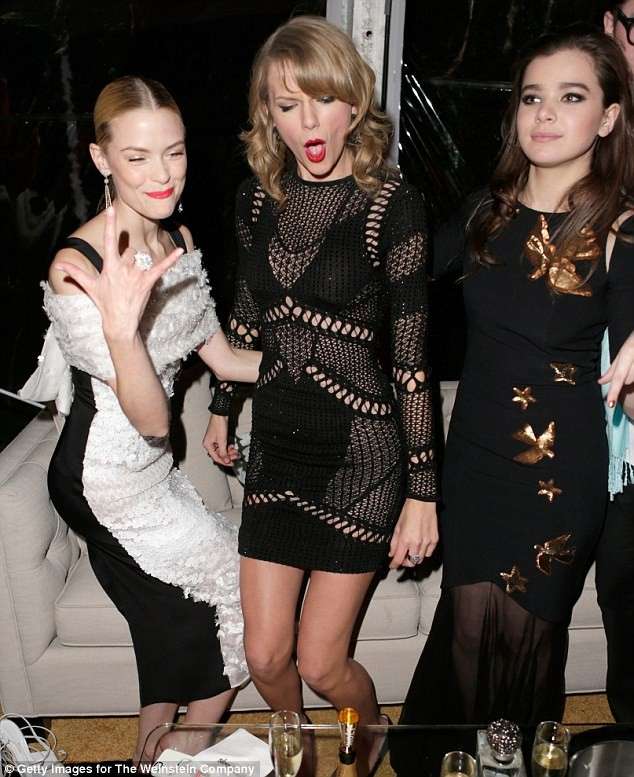 Taylor Swift in discoteca con Jaime e Hailee Steinfeld