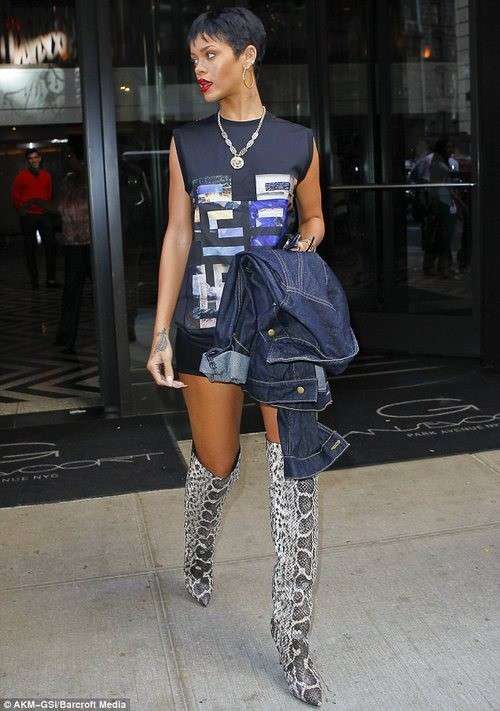 Gli stivali pitonati di Rihanna