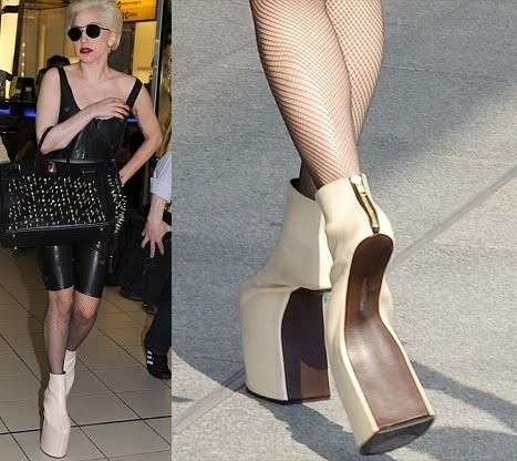Le scarpe beige di Lady Gaga