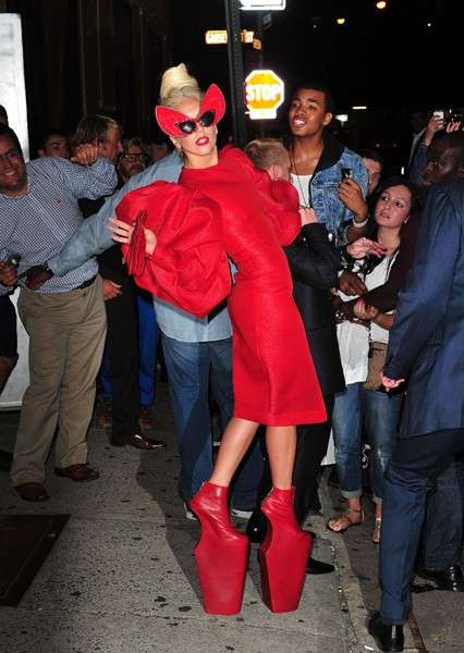 Le scarpe rosse di Lady Gaga